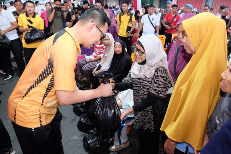 "Polda Kalbar menggelar Bazar Pasar Murah dalam rangka HUT Bhayangkara ke-80 di Ayani Megamall Pontianak. Paket sembako disubsidi hingga Rp62.500."
