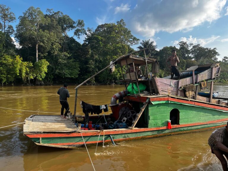 "Satreskrim Polres Ketapang merampungkan penyidikan kasus tambang emas ilegal (PETI) di Sungai Pawan, Sandai, dan melimpahkan dua tersangka ke Kejaksaan."