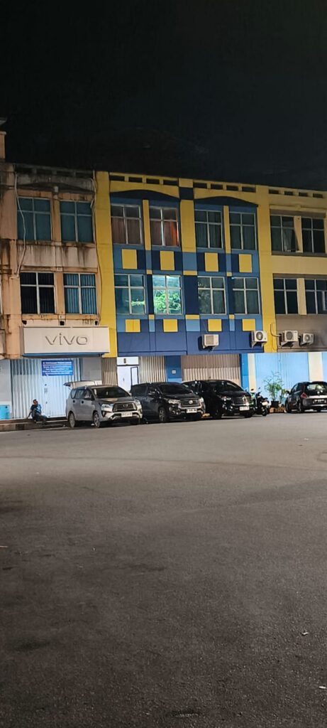 "Tim penyidik Kejaksaan Agung menggeledah gudang dan rumah milik tersangka kasus korupsi bauksit, Aseng, di kawasan Megamall dan Jalan Ahmad Yani Pontianak."