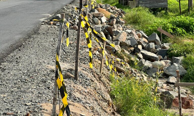 "Persatuan Mahasiswa Mempawah (PRISMA) mendesak transparansi dan mengancam laporkan dugaan korupsi proyek peninggian Jalan Pinyuh-Sebadu senilai Rp17,3 Miliar ke KPK."