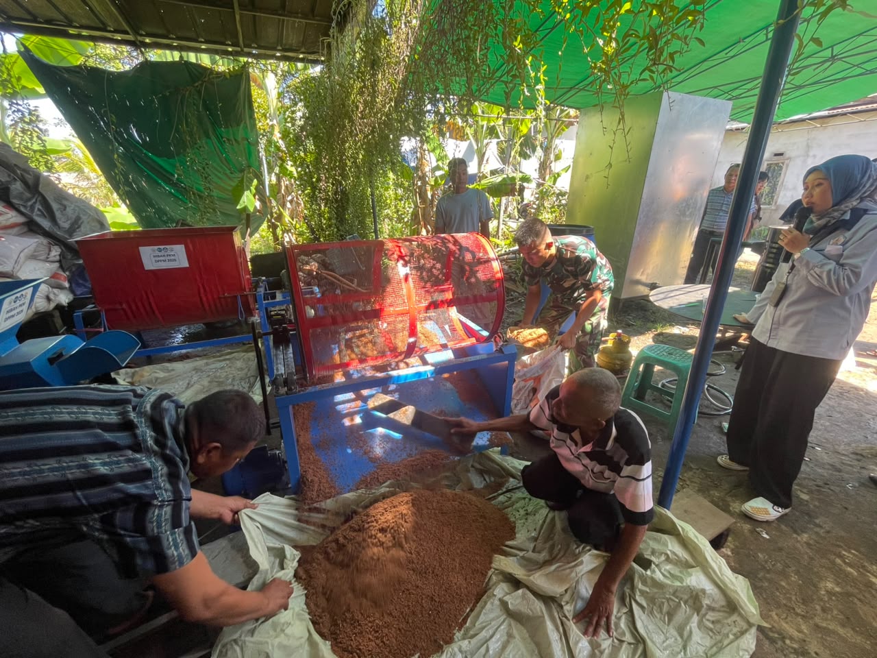 Untan Serahkan Teknologi Produksi Jamur Tiram untuk Petani Kubu Raya