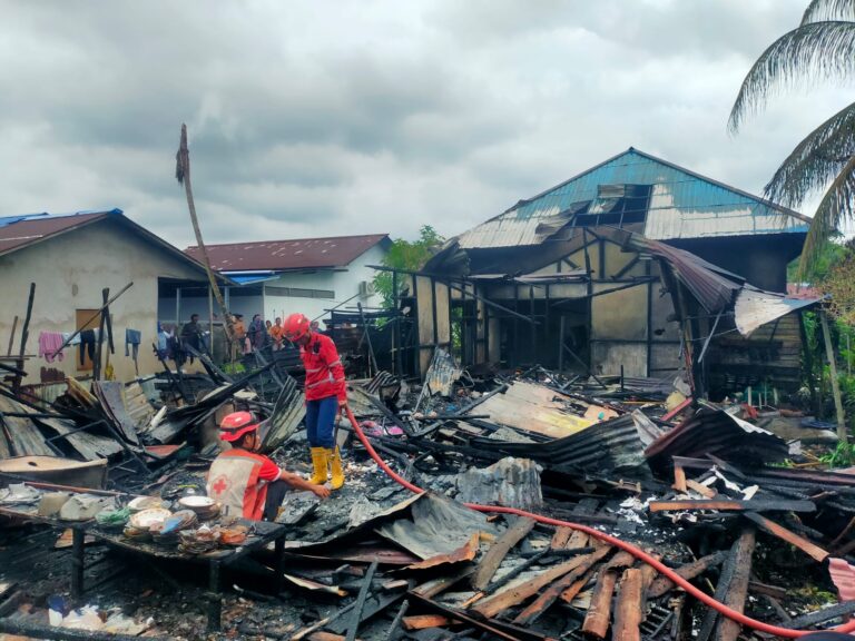 "Satu unit rumah di Dusun Merak, Desa Sungai Kakap, Kubu Raya hangus terbakar akibat korsleting listrik pada kulkas. Tidak ada korban jiwa dalam insiden ini."