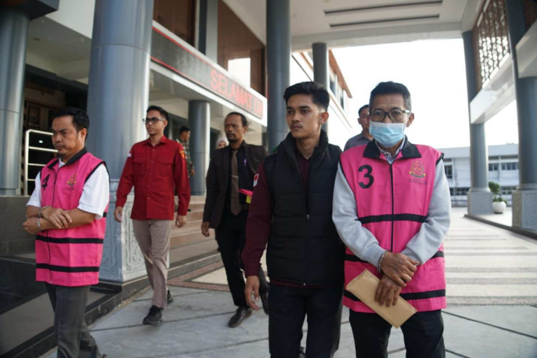 "Kejati Kaltim resmi menahan dua tersangka kasus korupsi batubara ilegal CV ABI, yaitu DM (swasta) dan AF (ASN Kementerian ESDM) di Rutan Samarinda."
