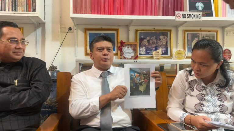 "Kuasa hukum Syafaruddin Usman membantah keras tuduhan penipuan logistik pemilu. Teras Justitia klaim kantongi bukti dan siap lapor balik."