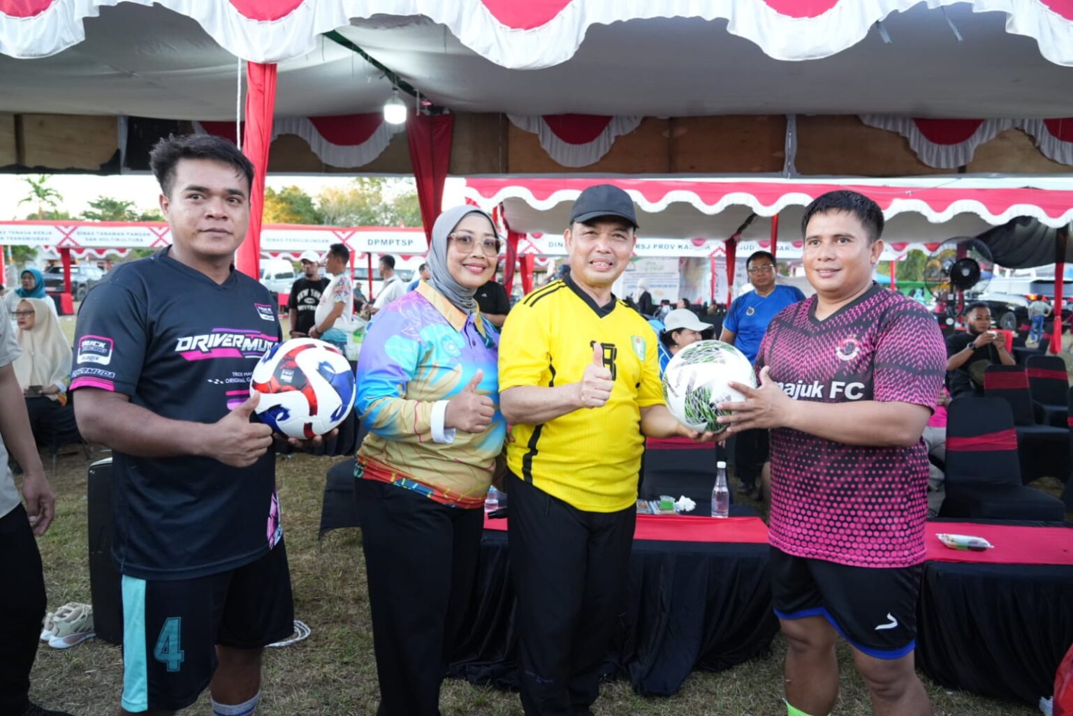 Kunjungan ke Temajuk, Gubernur Kalbar Ikut Lomba Tradisional Bersama Warga