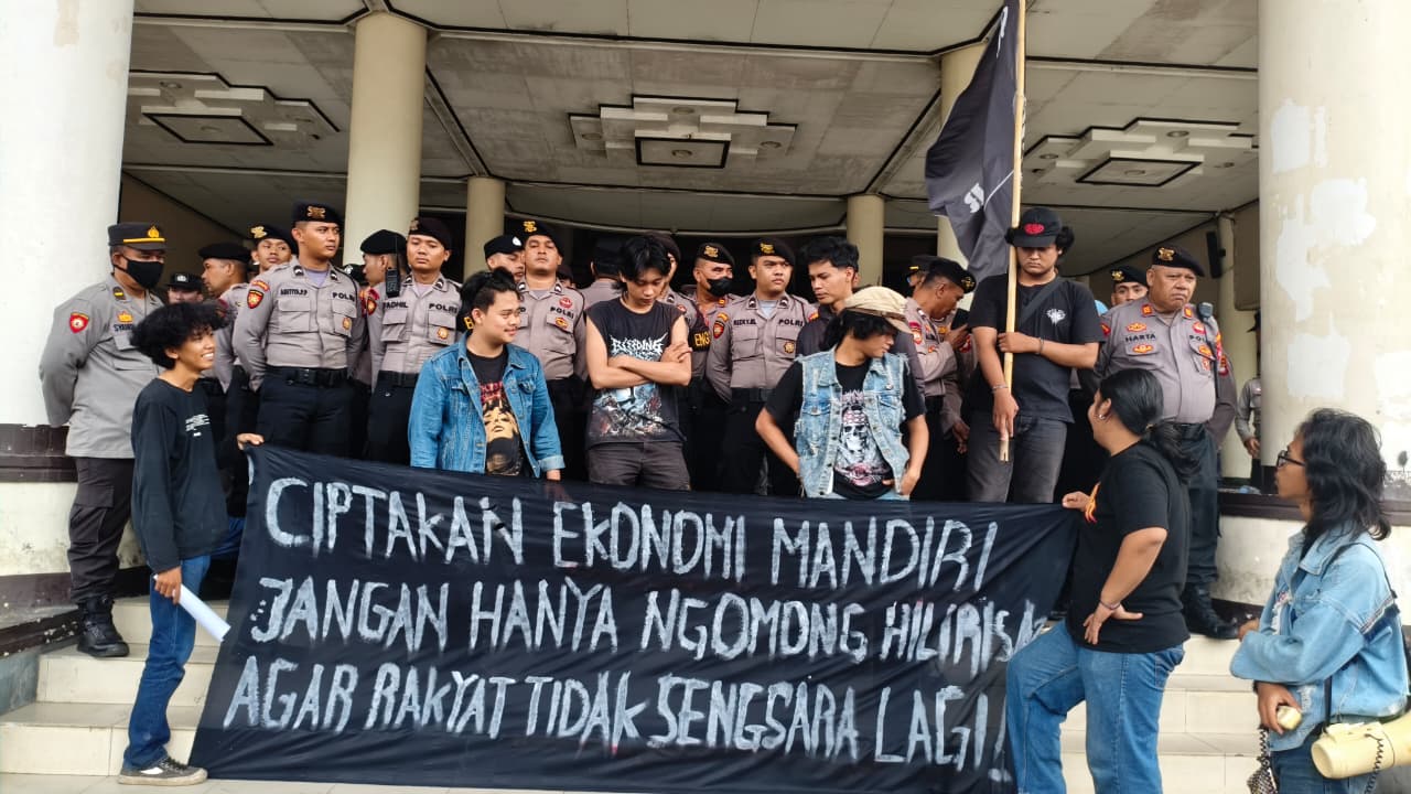 Massa Desak DPRD Kalbar Evaluasi Anggaran Mobil Dinas dan Kenaikan BBM