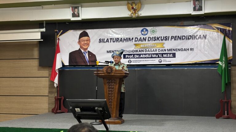 "Mendikdasmen Abdul Mu'ti terbitkan aturan baru terkait penempatan guru ASN di sekolah swasta serta siapkan bantuan Starlink dan panel surya untuk sekolah 3T di Kalbar."