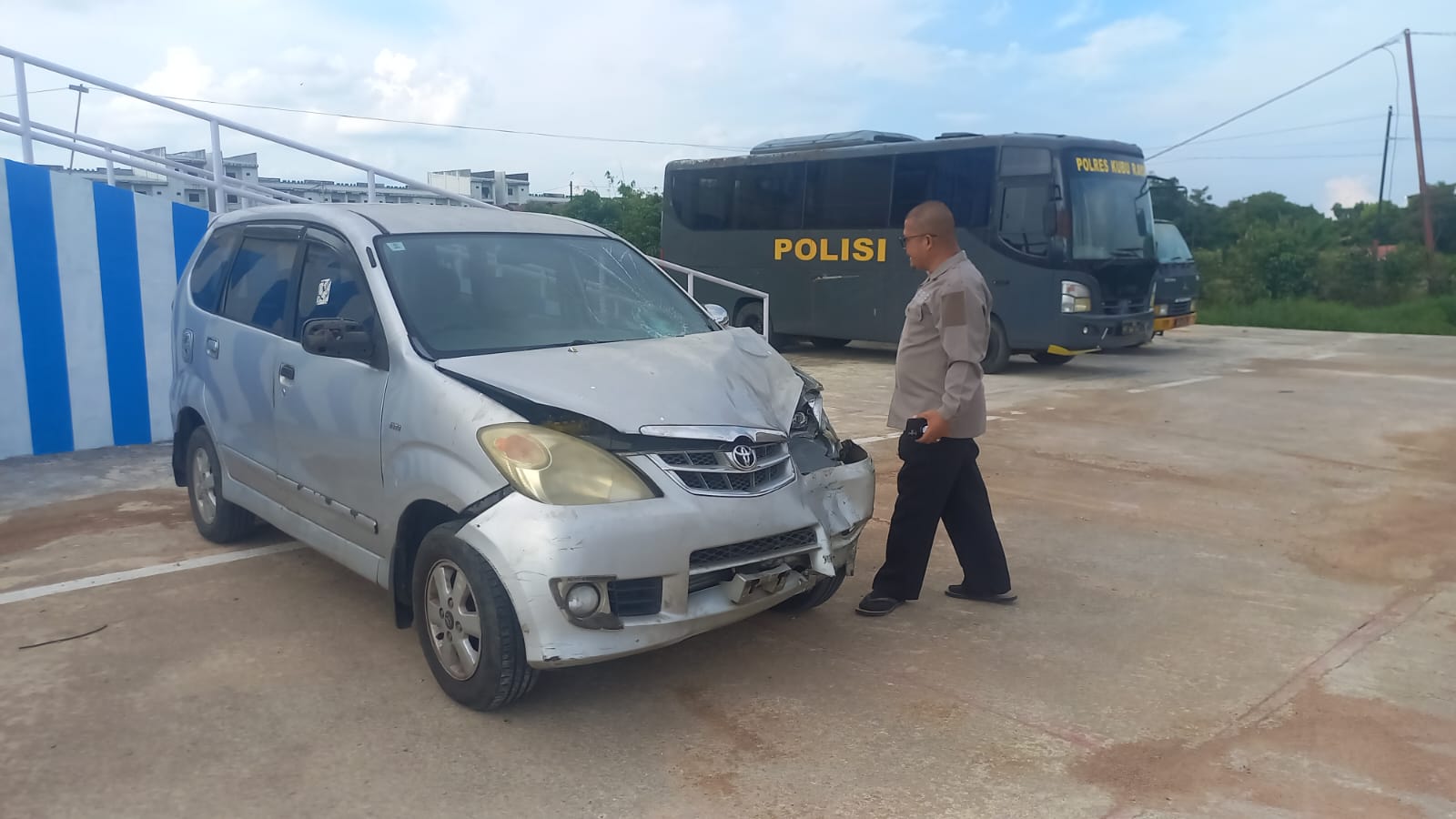 Minibus Tabrak Motor di U-Turn Arteri Supadio, Dua Orang Luka Berat