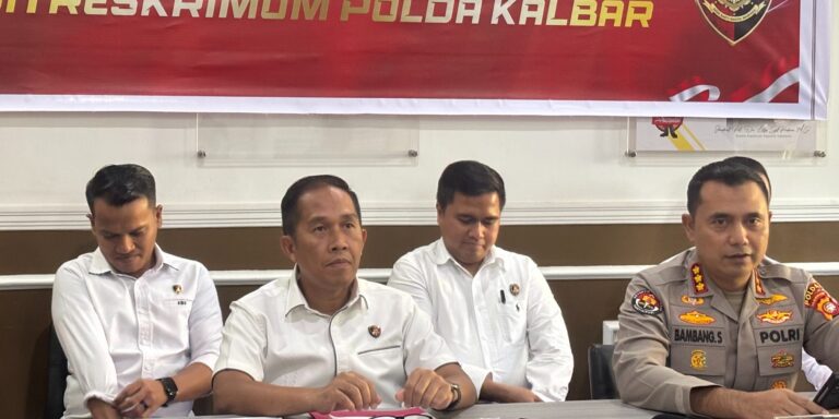"Ditreskrimum Polda Kalbar membongkar modus penipuan kredit iPhone menggunakan data pinjol yang menjerat 215 ibu-ibu. URC 3C juga gulung ratusan kasus jalanan."