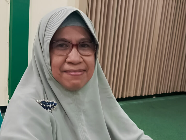 "Nelly Mujahidah resmi maju dalam Pemilihan Rektor IAIN Pontianak periode 2026-2030. Ia membawa target transformasi UIN Pontianak pada 2027 dan penguatan kampus perbatasan."