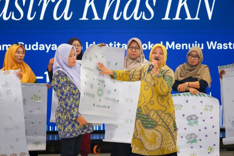 "Otorita IKN bekerja sama dengan Bank Indonesia menyelenggarakan workshop pengembangan motif batik modern bagi 50 pengrajin wastra lokal di Kantor Kemenko 1."