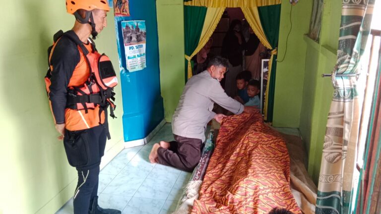 "Ikbal (28), pemancing yang hilang di perairan Kuala Balai, Teluk Pakedai, Kubu Raya ditemukan meninggal dunia di jermal terluar. Polisi pastikan murni kecelakaan."