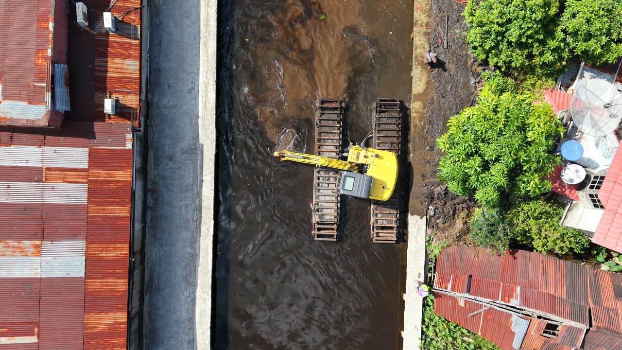 Atasi Banjir Rob, Pemkot Pontianak Bongkar Jembatan Penyumbat Aliran Air