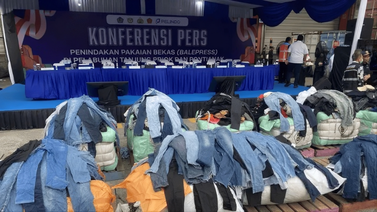 "Kasus dugaan peredaran pakaian bekas impor senilai Rp53,9 miliar diusut menyusul penahanan 43 kontainer di Tanjung Priok dan penyegelan gudang di Kalbar."