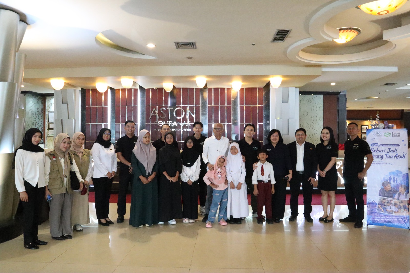 Peringati Harganas 2026, Karyawan Aston Pontianak Dampingi Anak Dhuafa Belanja Alat Sekolah