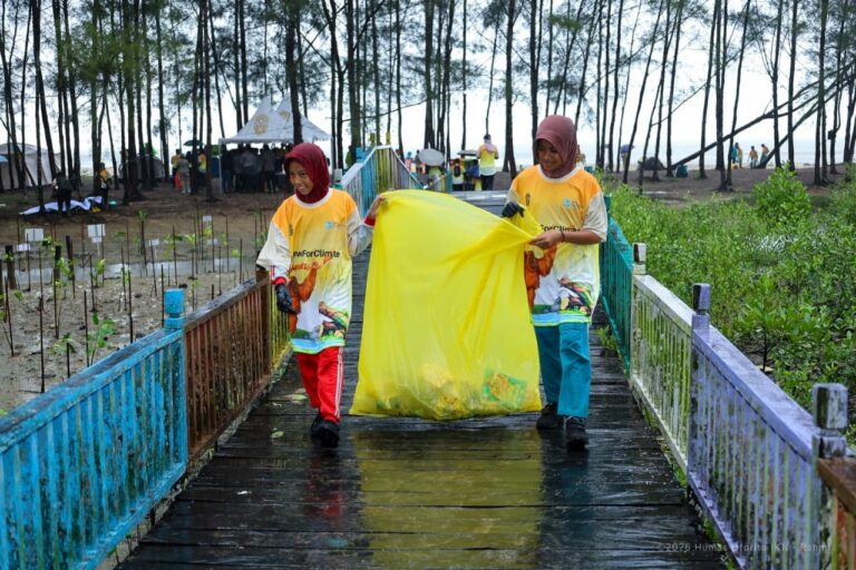 "Otorita IKN menggelar aksi bersih di Pantai Tanah Merah Samboja, mengumpulkan 202,7 kg sampah serta menanam 350 bibit mangrove bersama komunitas dan pelajar."