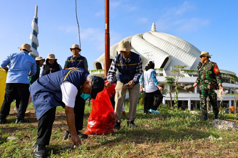 "Lebih dari 300 relawan membersihkan Kawasan Masjid Negara IKN dalam rangka Hari Lingkungan Hidup Sedunia 2026 dan mendukung Gerakan Indonesia ASRI."