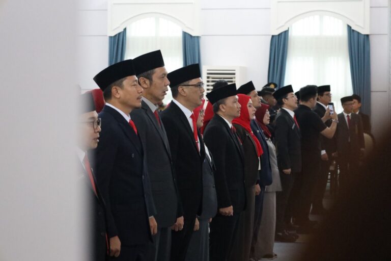"Gubernur Kalimantan Timur Rudy Mas'ud resmi melantik 110 pejabat ASN baru di Pendopo Lamin Etam untuk memperkuat kinerja birokrasi dan pelayanan publik."