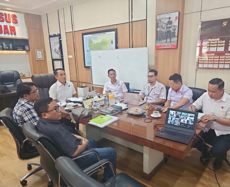 "Ditreskrimsus Polda Kalbar menginstruksikan pengawasan langsung terhadap pabrik kelapa sawit (PKS) yang belum mematuhi harga TBS resmi pemerintah. "