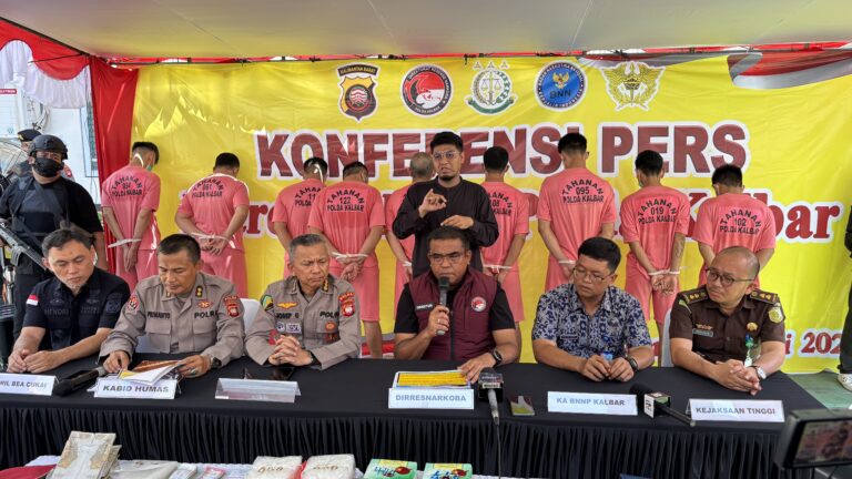 "Ditresnarkoba Polda Kalbar berhasil mengungkap 21 kasus peredaran gelap narkotika. Petugas menyita 9,8 kg barang bukti hingga modus baru liquid vape."