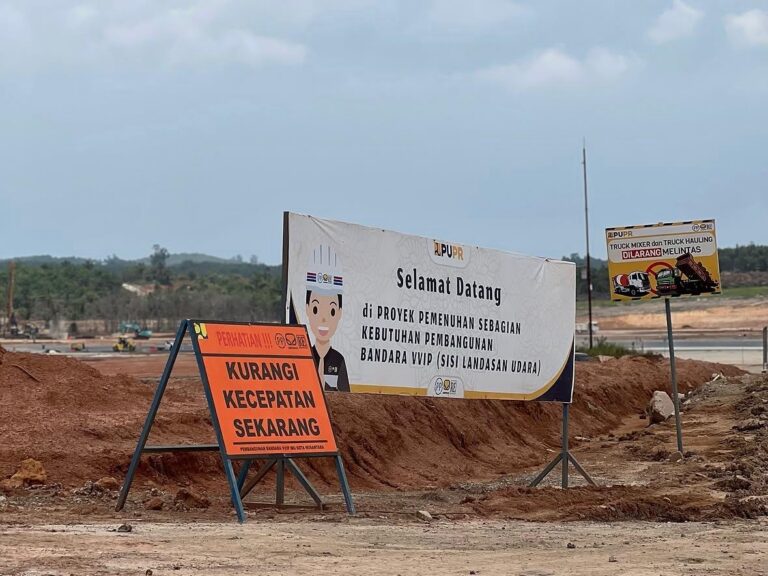 "Proyek Bandara VVIP IKN dihantam polemik berlapis. Mulai dari temuan kelebihan bayar Rp2,18 miliar oleh BPK, pelanggaran jarak udara, hingga hilangnya data resmi di website Otorita IKN akibat 'Error 404'."