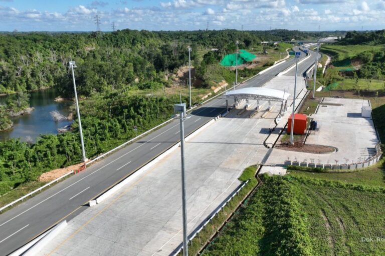 "Progres proyek infrastruktur IKN garapan Hutama Karya tunjukkan kemajuan. Tol Segmen 5B capai 96,24 persen saat ditinjau Dewan Komisaris Danantara."