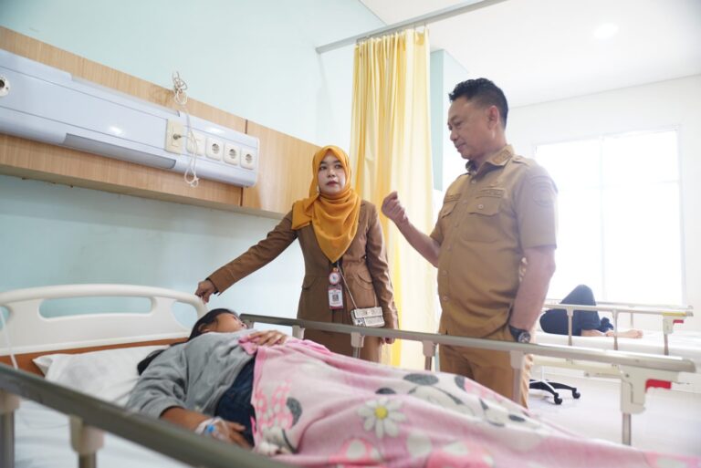 "Sebanyak 56 warga Pontianak Utara dirawat di RSUD akibat dugaan keracunan makanan massal. Wali Kota Edi Rusdi Kamtono pastikan semua biaya pengobatan gratis."