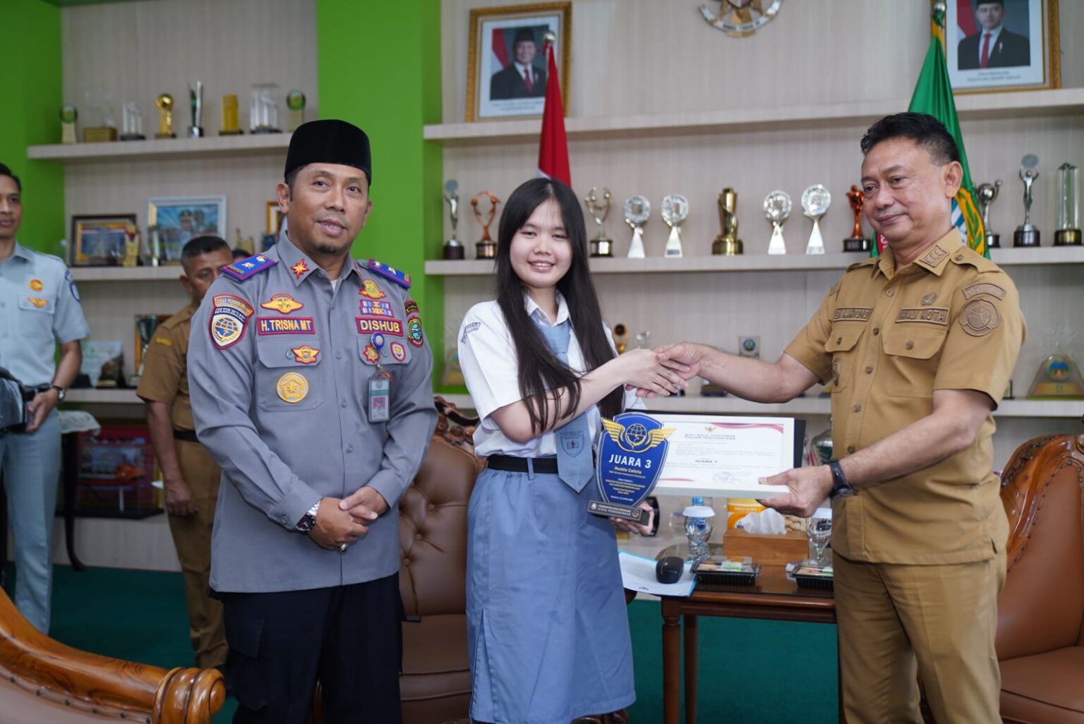Rancang Palang Kereta Otomatis Lidar, Siswa SMTI Pontianak Raih Juara I Pelajar Pelopor