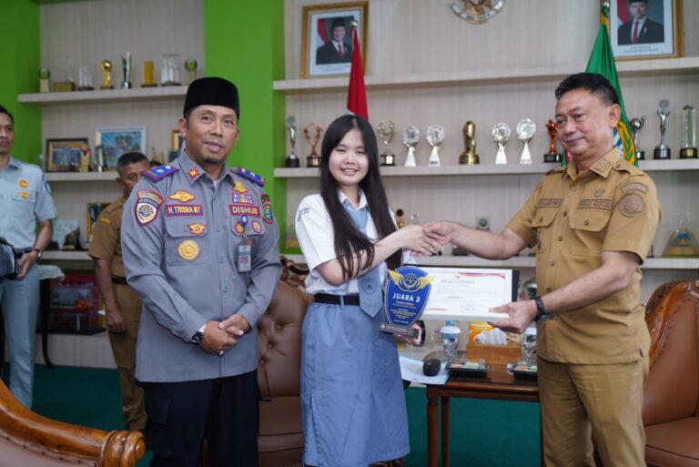 "Siswa SMTI Pontianak meraih Juara I Pelajar Pelopor lewat inovasi palang kereta otomatis berbasis Lidar untuk menekan angka kecelakaan lalu lintas."