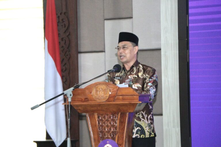 "Gubernur Kalbar Ria Norsan membuka Seminar Kebangsaan IKAL Lemhannas. Ia menyebut Kalbar sebagai miniatur Indonesia dan meminta pemuda menjaga persatuan."