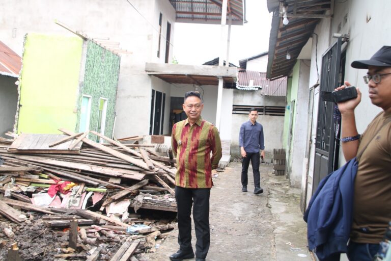 "Wali Kota Edi Rusdi Kamtono menginstruksikan pendataan bottom-up menyusul adanya rumah warga di Pontianak Timur yang sengaja dirobohkan karena miring."