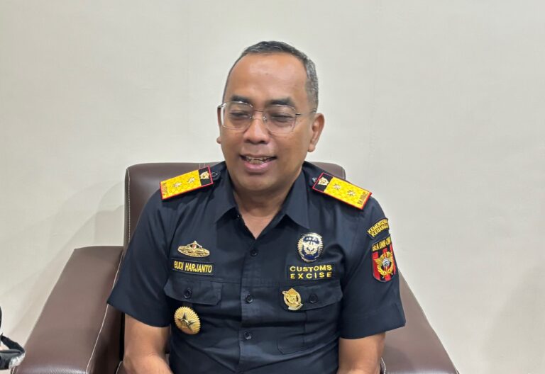 "Kepala DJBC Kalbar Budi Harjanto klarifikasi insiden kedatangan massa ke kantornya. Bea Cukai janji proses hukum 2.065 bal lelong diusut hingga dalang utama."