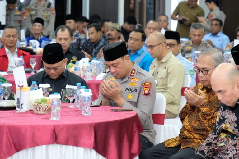 "Polda Kalbar menyelenggarakan doa bersama lintas agama menjelang Hari Bhayangkara ke-80 di Graha Khatulistiwa untuk perkuat sinergi kamtibmas."