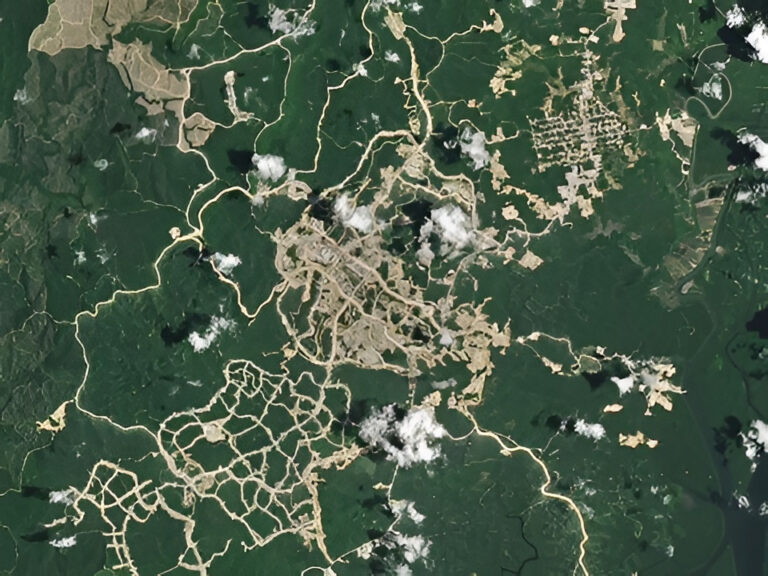 "Citra satelit Landsat milik NASA menunjukkan perubahan drastis bentang alam IKN dari hutan menjadi area konstruksi masif sejak Juli 2022 hingga Februari 2024."