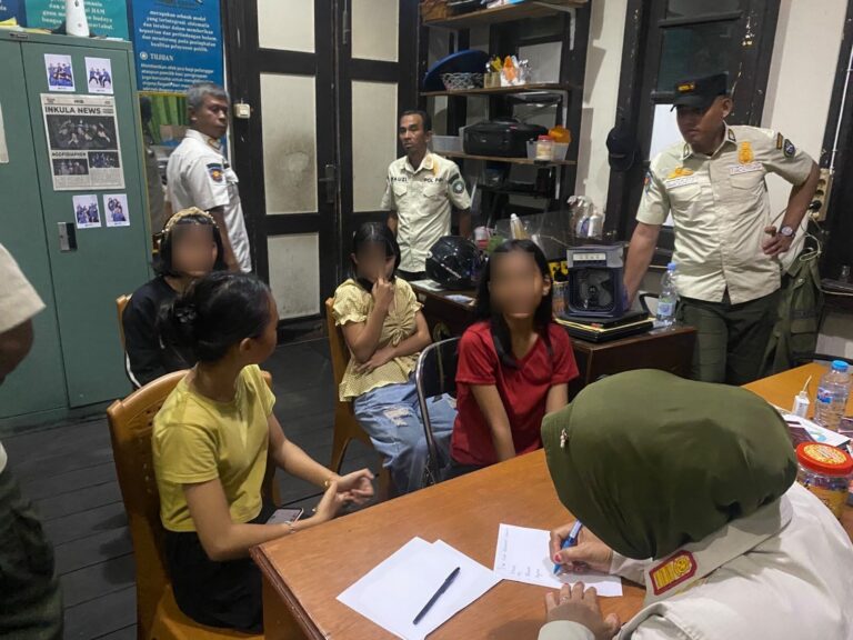"Satpol PP Kota Pontianak mengamankan empat anak usia 15-16 tahun di Jalan Budi Karya karena melanggar Perwa Nomor 22 Tahun 2025 tentang Jam Malam Anak."