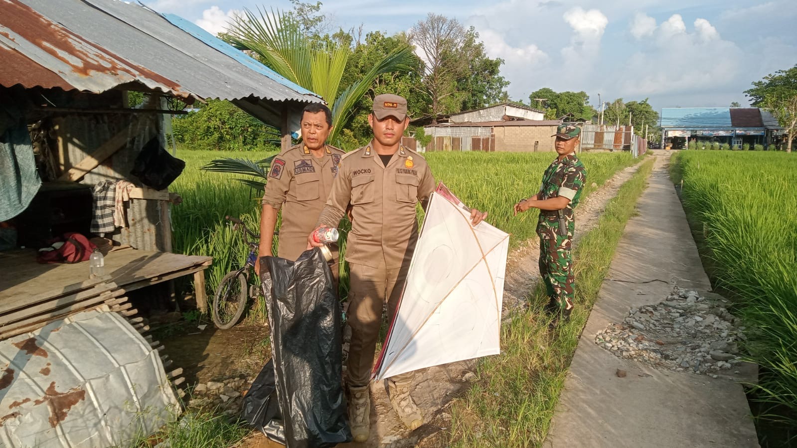 Satpol PP Pontianak Sita 16 Layangan dan Kawat Gelondongan yang Bahayakan Jalanan