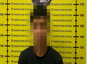 "Polsek Marau Ketapang menangkap pemuda berinisial PR (20) di Desa Suka Karya karena menguasai 10 paket kantong narkotika seberat 5,56 gram di rumahnya."