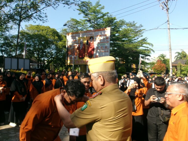 "Pemprov Kalbar bersama BPS mencanangkan penjaminan mutu Sensus Ekonomi 2026. Sebanyak 4.701 petugas dikerahkan door-to-door untuk bidik akurasi data di 14 kabupaten/kota."