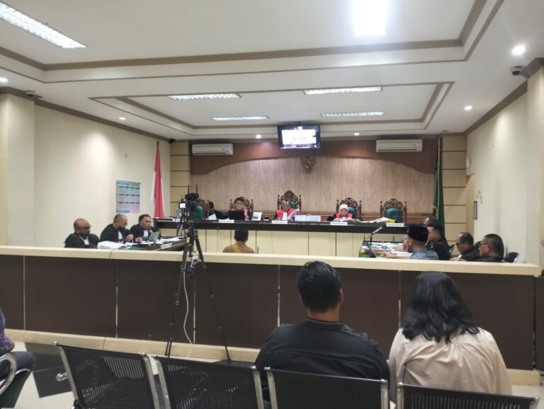 "Dalam sidang Tipikor Banjarmasin, Ketua KPU HSU mengaku mengumpulkan uang patungan Rp75 juta dari staf hingga satpam untuk menghentikan penyelidikan dana hibah."