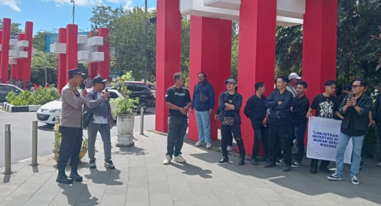 "Gabungan ormas di Pontianak mendirikan Posko Pengaduan Independen di Jalan Gajah Mada untuk menghimpun laporan dugaan penyimpangan kualitas makanan program MBG."