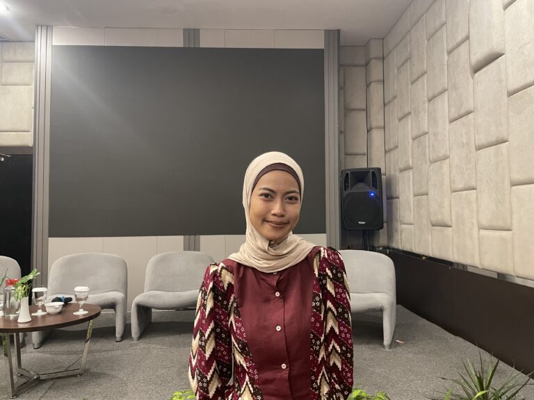 "Penyandang disabilitas di Pontianak, Dayta (30), mengkritik belum optimalnya fasilitas publik dan adanya hambatan pengurusan SIM yang mewajibkan pendamping."