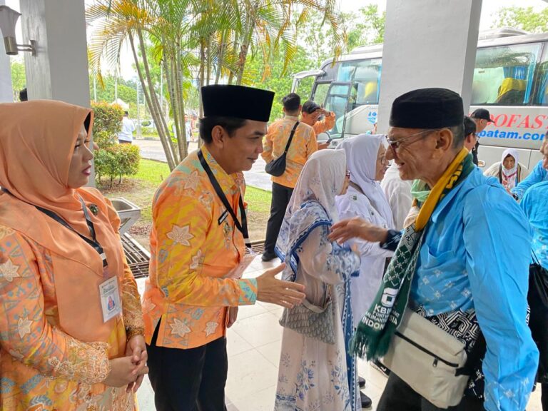 "Sebanyak 403 jemaah haji Pontianak Kloter 15 mendarat di Batam dan disambut Wawako Bahasan. Otoritas catat tiga jemaah asal Kota Pontianak meninggal dunia."