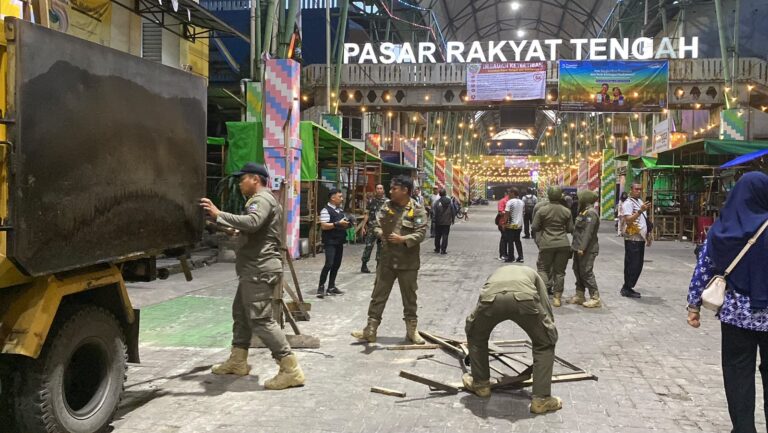 "Diskumdag dan Satpol PP Pontianak menertibkan lapak PKL di Jalan Asahan guna mengurai kemacetan. Pemerintah siapkan kios relokasi di dalam pasar."