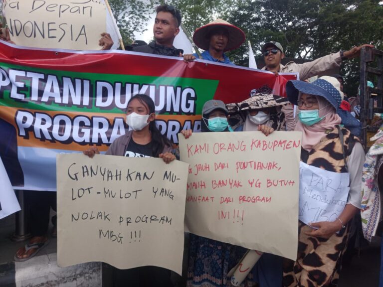 "Ratusan emak-emak dan petani lokal menggelar aksi damai di Bundaran Tugu Digulis Pontianak mendukung program MBG sekaligus meminta perluasan rantai pasok lokal."