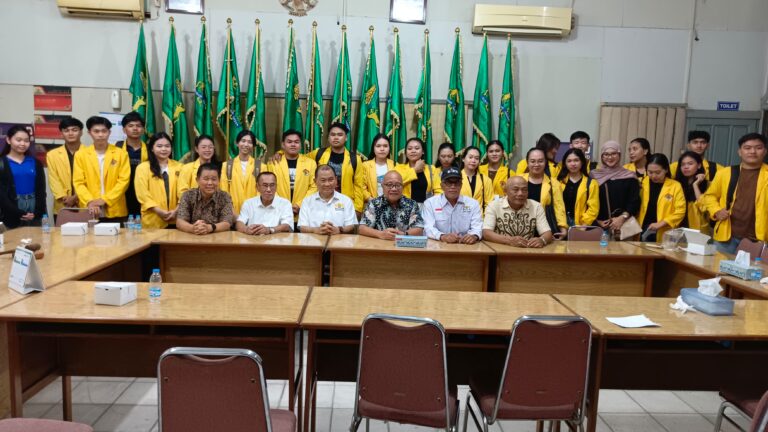 "Mahasiswa semester enam Program Studi Manajemen UPB menggelar kuliah lapangan di Kantor Kadin Kalbar untuk mempelajari praktik pengambilan keputusan dunia usaha."