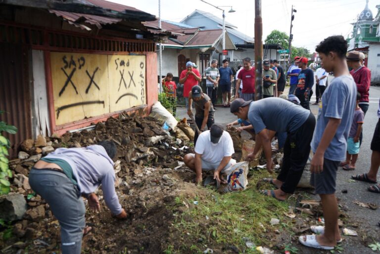 "Wakil Wali Kota Pontianak Bahasan menyayangkan adanya tumpukan sampah liar di drainase Jalan Merdeka yang berpotensi memicu genangan saat hujan."