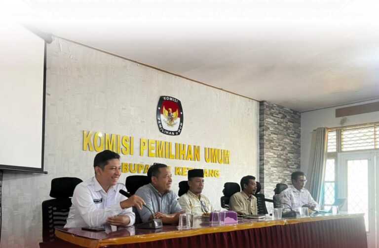 Suasana rapat di KPU Ketapang membahas pemutakhiran data sipol pemilu 2029