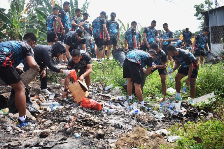 "Prajurit Yon Parako 466 Pasgat bersama Pemkab Kubu Raya menggelar aksi bersih sampah dan saluran air di Rasau Jaya untuk cegah genangan air."