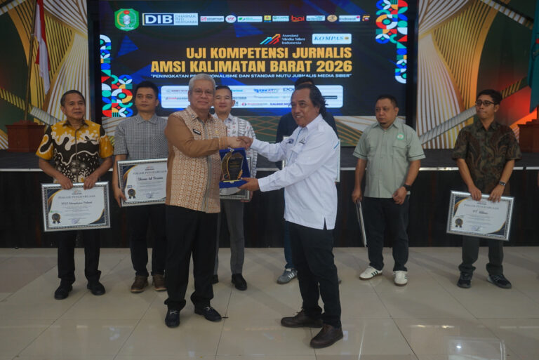 "AMSI Kalbar menggelar UKJ 2026 bagi 23 jurnalis di Pendopo Gubernur Kalbar untuk menjawab tantangan penurunan kepercayaan publik terhadap pers siber."