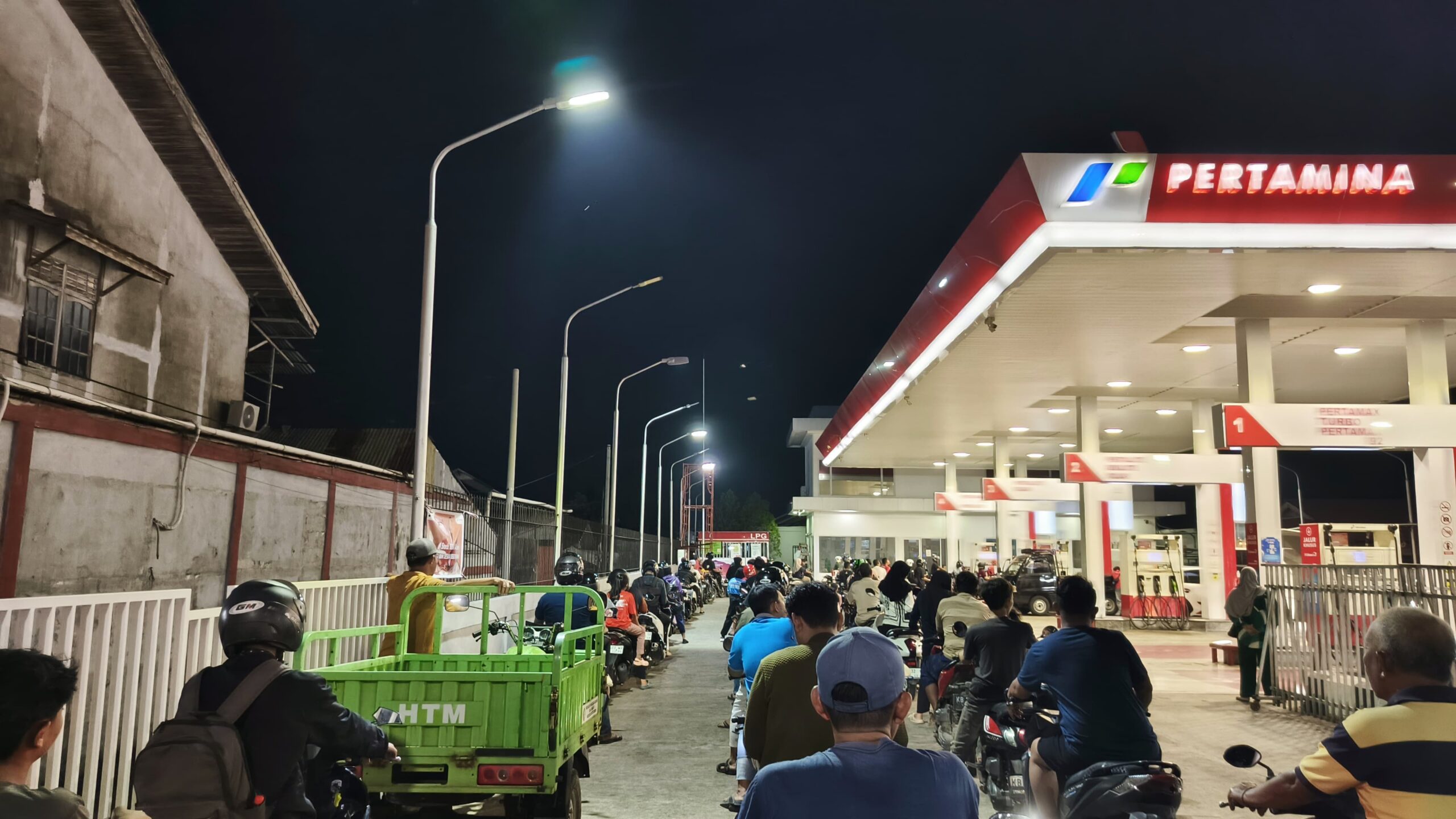 Antrean SPBU Mengular, Pemkot Pontianak Desak Pertamina Pulihkan Distribusi BBM